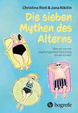 Drei Senioren in Badebekleidung entspannen auf Luftmatratzen im Wasser vor einem hellblauen Hintergrund mit dem Titel „Die sieben Mythen des Alterns“ und Autorenangaben. Beschreibung von KI generiert