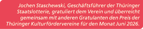 Jochen Staschewski, Gesch ftsf hrer der Th ringer Staatslotterie, gratuliert dem Verein und berreicht gemeinsam mit ...