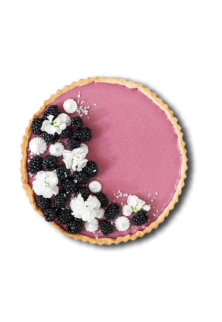 Eine runde Torte mit rosa F llung ist zur H lfte mit schwarzen Brombeeren, wei en Bl ten und kleinen wei en Baiserst cken dekoriert. Beschreibung von KI generiert