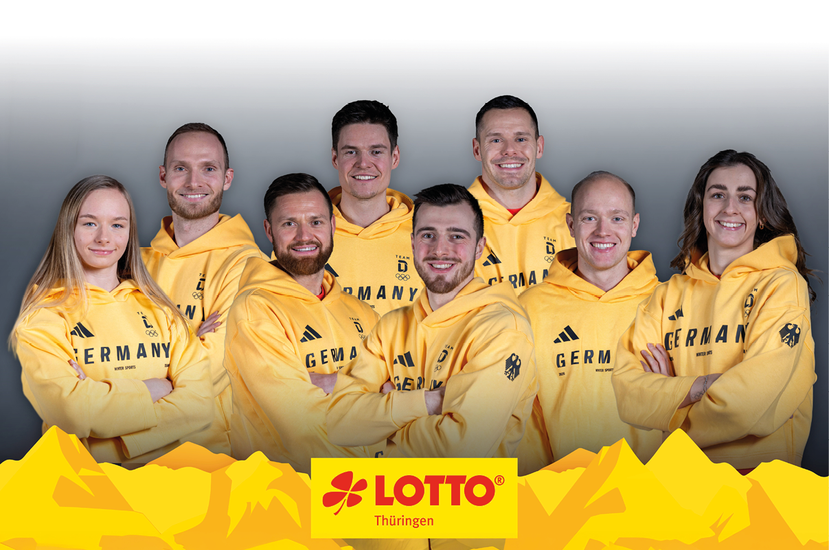 Acht Personen in gelben Kapuzenpullovern mit der Aufschrift Germany stehen eng nebeneinander vor einem neutralen Hintergrund mit einem gelben Lotto Th ringen-Logo im Vordergrund. Beschreibung von KI generiert