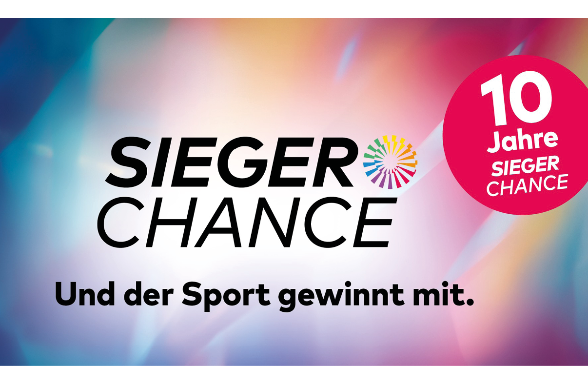 Das bunte Bild zeigt den Schriftzug Sieger Chance mit dem Slogan Und der Sport gewinnt mit sowie einem roten Kreis mit dem Text 10 Jahre Sieger Chance. Beschreibung von KI generiert