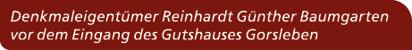 Denkmaleigent mer Reinhardt G nther Baumgarten vor dem Eingang des Gutshauses Gorsleben