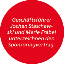Gesch ftsf hrer Jochen Staschewski und Merle Fr bel unterzeichnen den Sponsoringvertrag. 