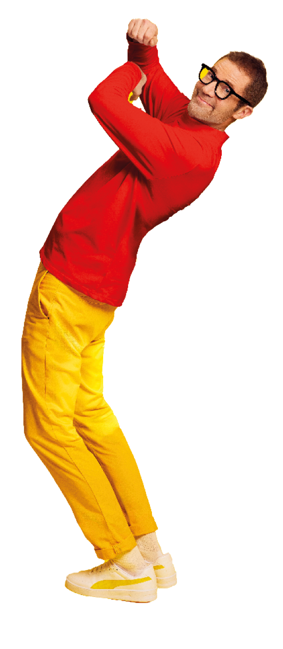 Eine Person tr gt eine rote lang rmlige Oberbekleidung, gelbe Hosen und wei e Schuhe und lehnt sich r ckw rts mit verschr nkten Armen. Beschreibung von KI generiert