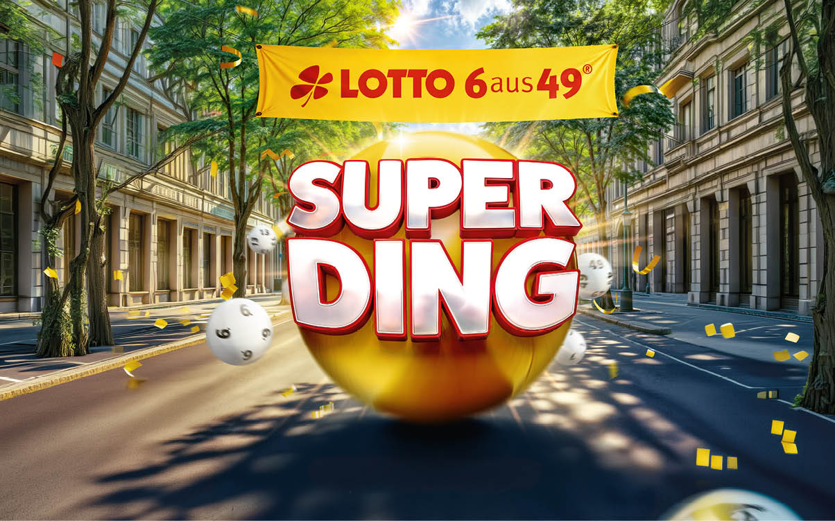 Eine sonnige Stra enszene mit B umen und historischen Geb uden zeigt eine gro e goldene Kugel mit dem Schriftzug Super Ding und dar ber ein gelbes Banner mit Lotto 6 aus 49, umgeben von schwebenden wei en Lotteriekugeln. Beschreibung von KI generiert