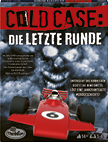 Ein rotes Rennwagenmodell mit der Nummer sechs f hrt auf einer Stra e vor einem d steren, wolkenverhangenen Hintergrund mit einem geisterhaften Gesicht und dem Text ber einen mysteri sen t dlichen Unfall eines Rennfahrers im Jahr 1970.  Beschreibung von KI generiert