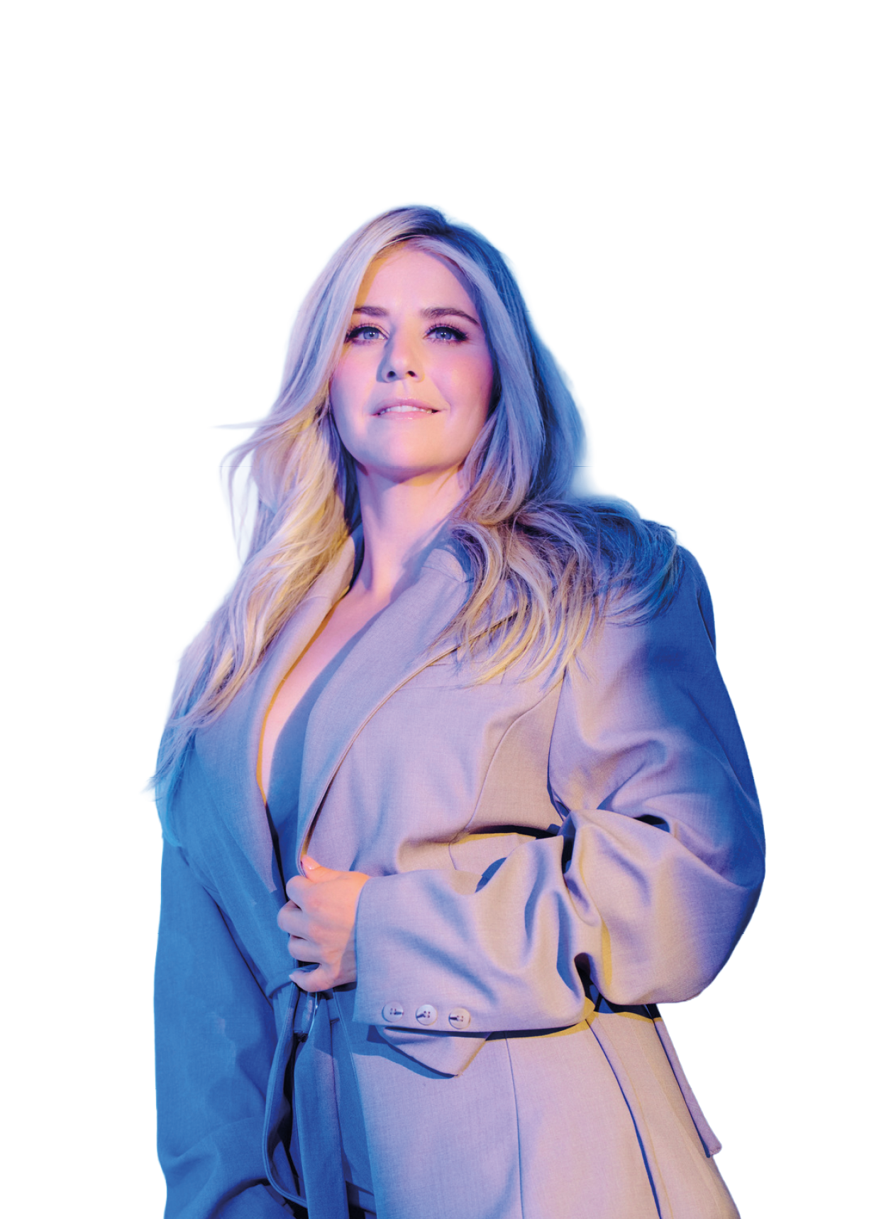 Eine Person mit langen, welligen Haaren tr gt einen hellen, oversized Blazer und blickt selbstbewusst nach vorne. Beschreibung von KI generiert