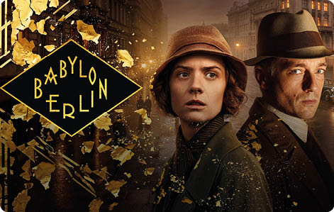 Zwei Personen in historischer Kleidung und H ten stehen vor einer d steren Stadtkulisse mit dem Schriftzug Babylon Berlin in stilisierter Schrift. Beschreibung von KI generiert