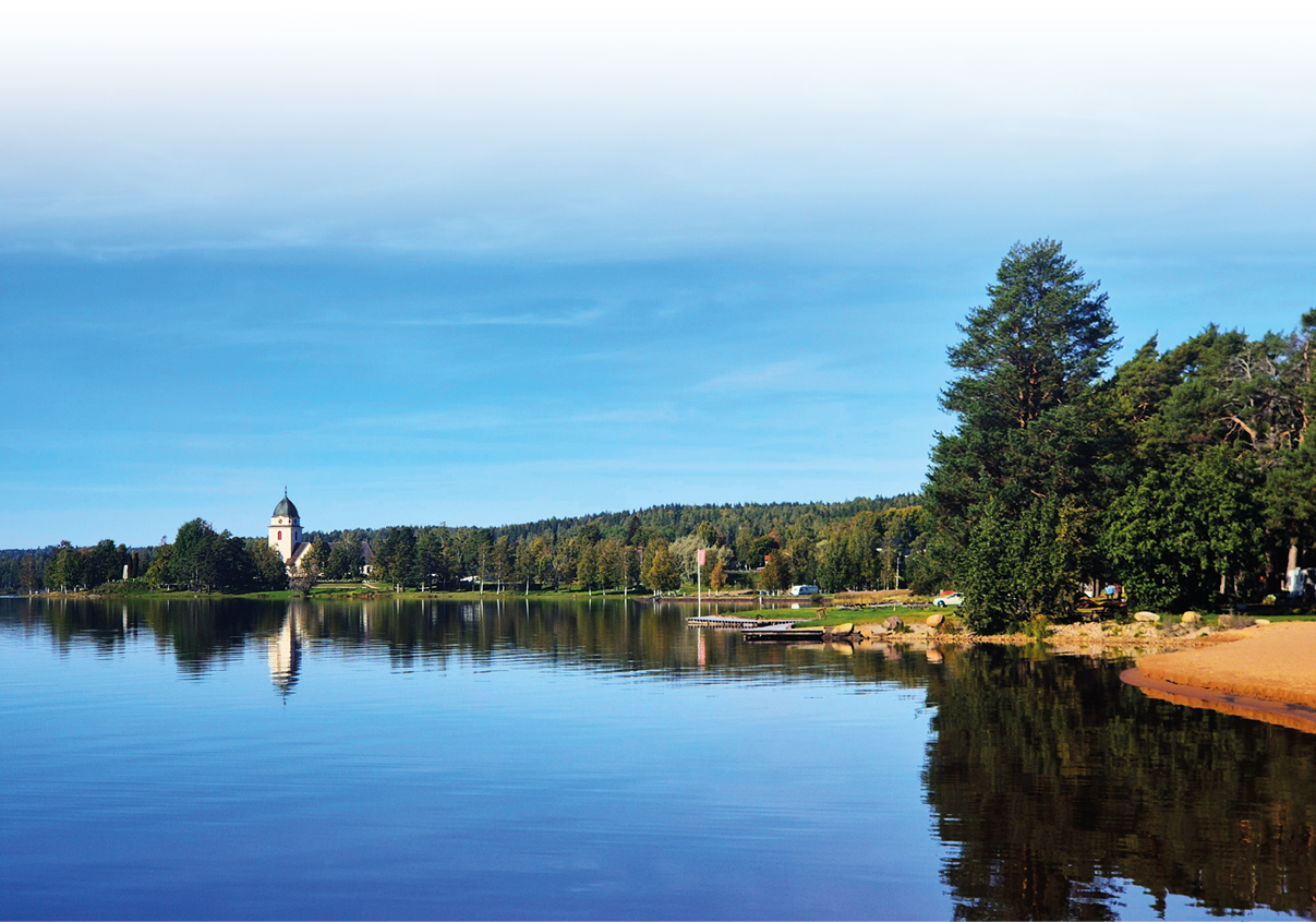 Ein ruhiger See spiegelt den blauen Himmel und die umgebenden B ume wider, w hrend am Ufer ein Turm und einige Boote zu sehen sind. Beschreibung von KI generiert