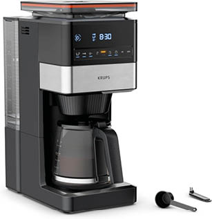 Moderne Kaffeemaschine mit digitaler Anzeige, Glaskanne und zwei beiliegenden Zubeh rteilen auf wei em Hintergrund. Beschreibung von KI generiert