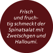Frisch und fruchtig schmeckt der Spinatsalat mit Zwetschgen und Halloumi.