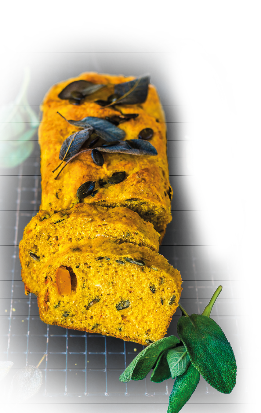 Ein frisch gebackenes, in Scheiben geschnittenes K rbisbrot mit getrockneten Bl ttern und frischen Kr utern dekoriert liegt auf einem Gitterrost. Beschreibung von KI generiert