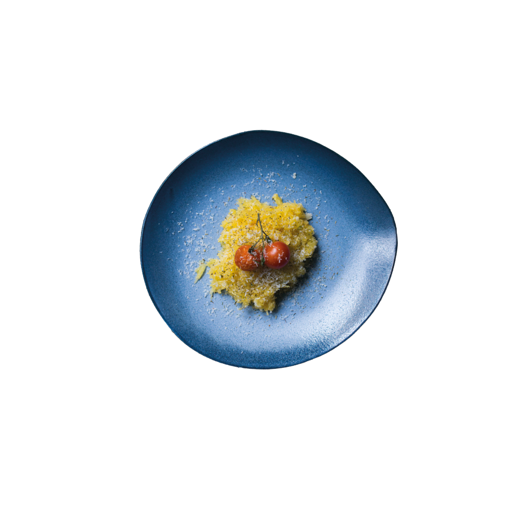 Auf einem blauen Teller liegt eine Portion Spaghetti mit geriebenem K se und zwei kleinen Tomaten. Beschreibung von KI generiert
