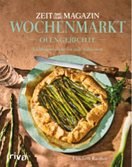 Ein rustikaler Spargelkuchen auf einem t rkisfarbenen Teller mit einem Messer und frischem Spargel sowie Kr utern auf einem braunen Untergrund. Beschreibung von KI generiert