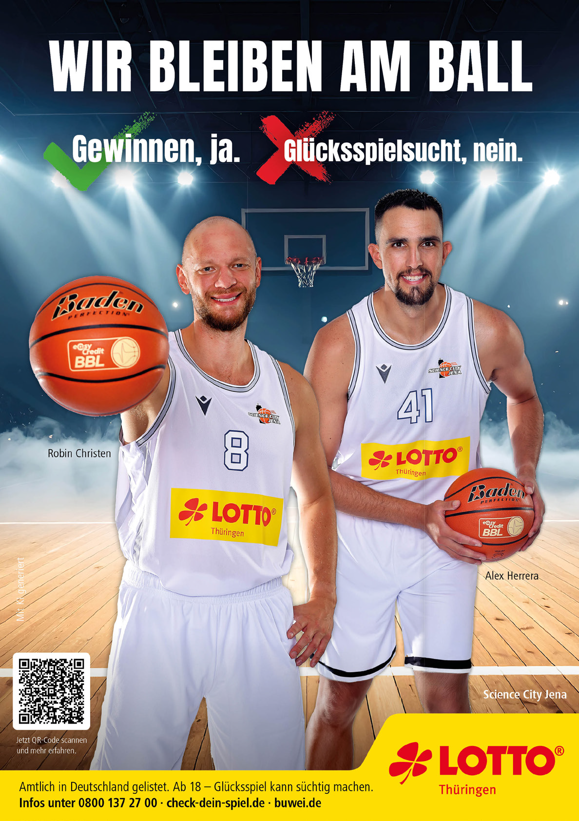 Zwei Erwachsene in wei en Basketballtrikots stehen auf einem Basketballfeld und halten jeweils einen Basketball, w hrend ber ihnen der Text “Wir bleiben am Ball" und "Gewinnen, ja. Gl cksspielsucht, nein." mit einem gr nen Haken und einem roten Kreuz zu sehen ist.  Beschreibung von KI generiert