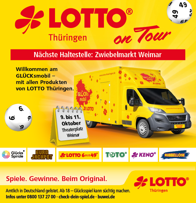 Ein gelber Lotto-Gl cksmobil-Lastwagen steht vor einem gelben Hintergrund mit Informationen zur n chsten Haltestelle Zwiebellmarkt Weimar und Werbung f r verschiedene Lotteriespiele in Th ringen. Beschreibung von KI generiert
