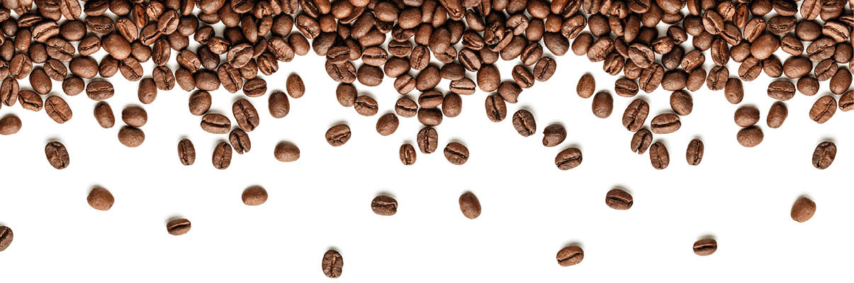 Kaffeebohnen liegen am unteren Bildrand und einige Bohnen schweben dar ber vor einem wei en Hintergrund. Beschreibung von KI generiert