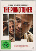 Der Filmplakat zeigt den Titel „The Piano Tuner“ in gro en roten Buchstaben mit drei Personen, die konzentriert wirken, und einer Hand, die an einem Klavierstimmger t dreht, vor einem hellen Hintergrund. Beschreibung von KI generiert