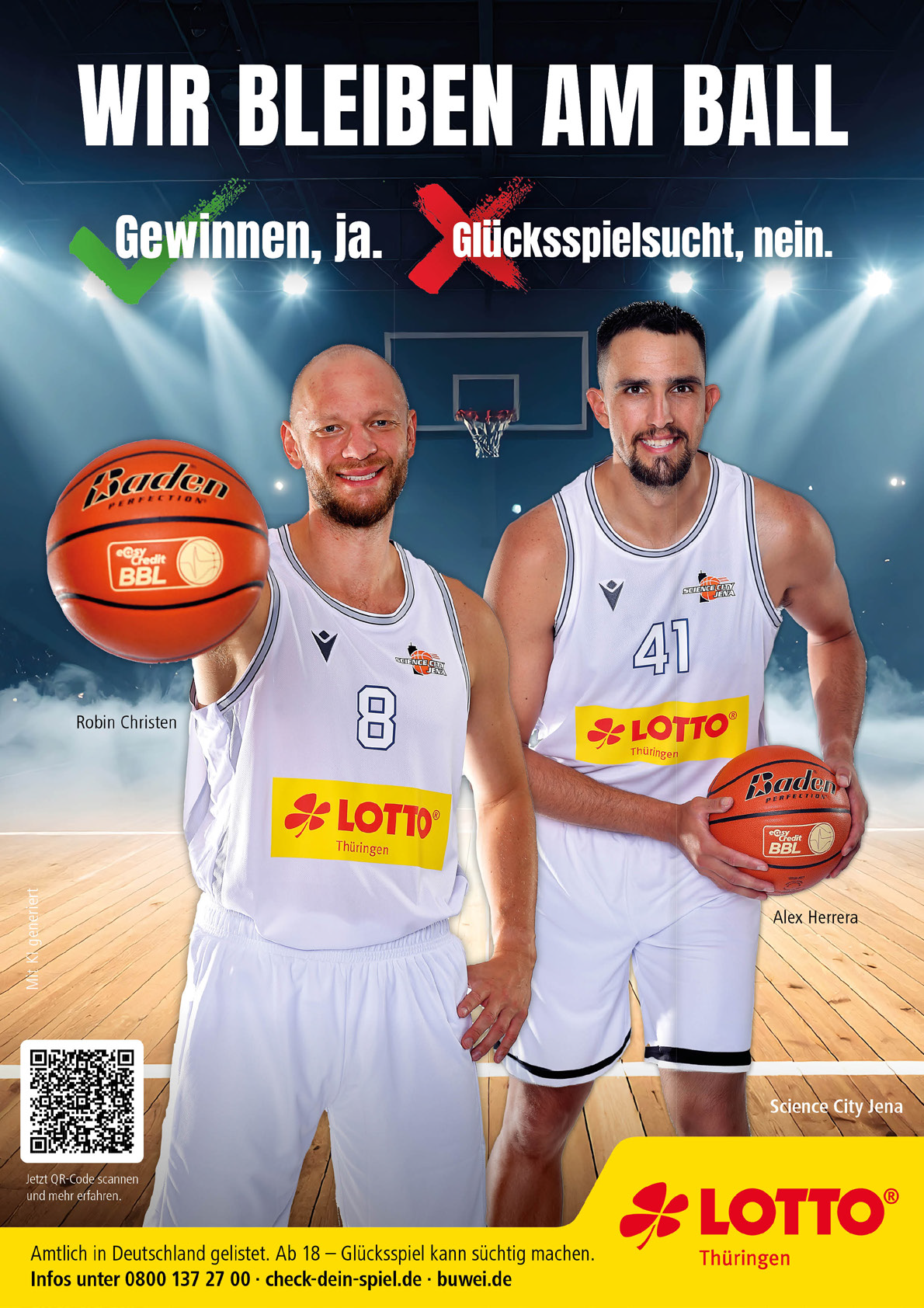 Zwei sportlich gekleidete Personen in Basketballtrikots halten jeweils einen Basketball auf einem beleuchteten Basketballfeld mit dem Text Wir bleiben am Ball und dem Hinweis Gewinnen ja Gl cksspielsucht nein. Beschreibung von KI generiert